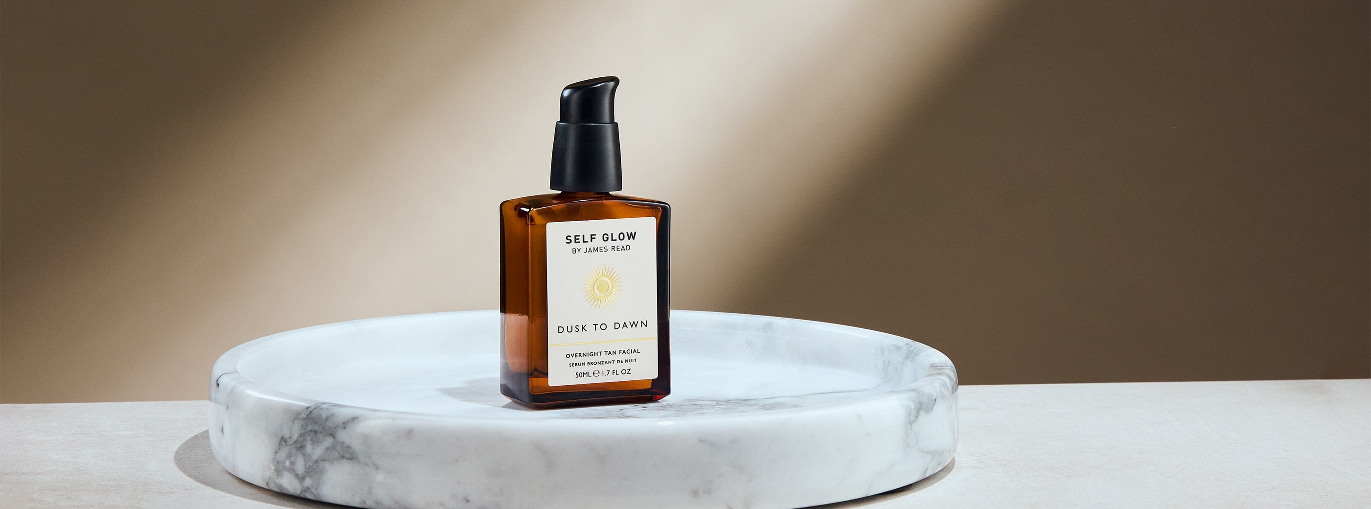 Achieve a radiant, sun-kissed complexion with the Dusk to Dawn Overnight Tan Facial by Self Glow by James Read. Perfectly displayed on a marble tray, this overnight tan treatment works while you sleep, delivering a natural-looking tan by morning. Wake up to beautifully tanned and glowing skin with this easy-to-use, hydrating facial tanner.